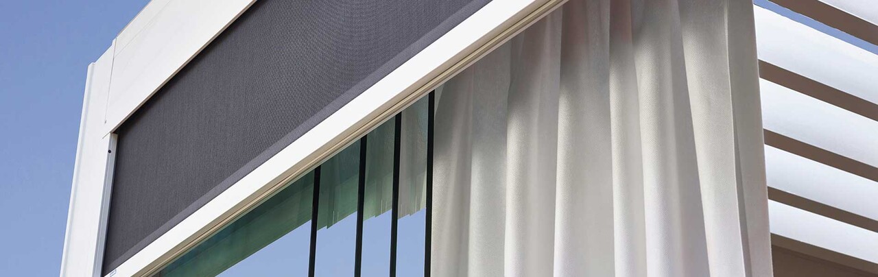 Premout_Renson_āra_Aizkari_Pergola_Exterior_Curtains_1900x600.jpg Premout_Renson_āra_Aizkari_Pergola_Exterior_Curtains_1900x600.jpg